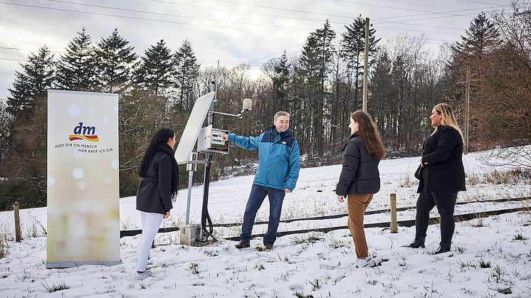 Prof. Dr. Alexander Siegmund, Initiator des Projektes, erklärt dm-Lernlingen die Funktionsweise einer Klimastation.