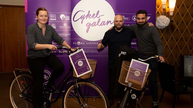 Linda Hasselgren från Helsingborgshem, som vann Årets Cykelvänligaste arbetsplats 2018,  och Johan Lunell och Suhrab Norrzai från Mobila teamet, som vann Årets Nytänk, med vinstcyklarna. Foto: Rasmus Landin