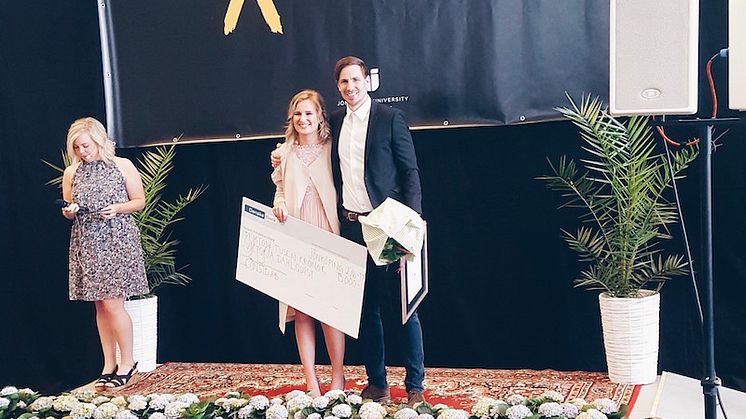 Här tar Victoria Dahlquist emot stipendiet Consid Hero Award på Tekniska Högskolans examensfirande i Jönköping