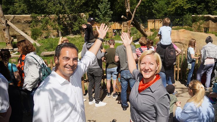 Tierpark-Direktor Rasem Baban und Sabine Schölzel (Vorstandsmitglied Stadtsparkasse München) freuen sich über den gelungenen Erlebnistag.