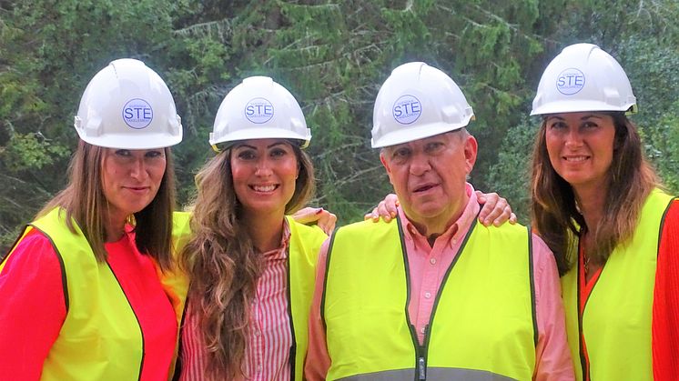 Göran Petersén tillsammans med döttrarna Charotta Tingstedt, försäljningschef, Matilda Wener Petersén, ekonomichef och Viktoria Petersén, affärsutvecklare.