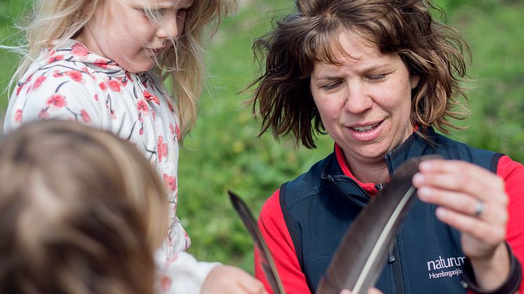 Sofie Stålhand berättar om fåglarnas fjädrar. Foto: Josefin Nilsson