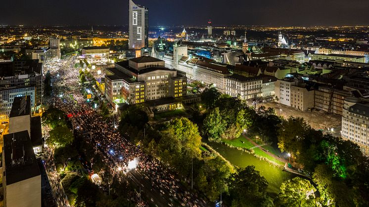 Leipziger_Lichterfest_in_Erinnerung_an_die_friedliche_Revolution_1989.jpg