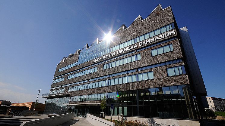 Lindholmens Tekniska Gymnasium har en fasad av tegel som smälter in väl i omgivningen. Foto: Hannah Björk