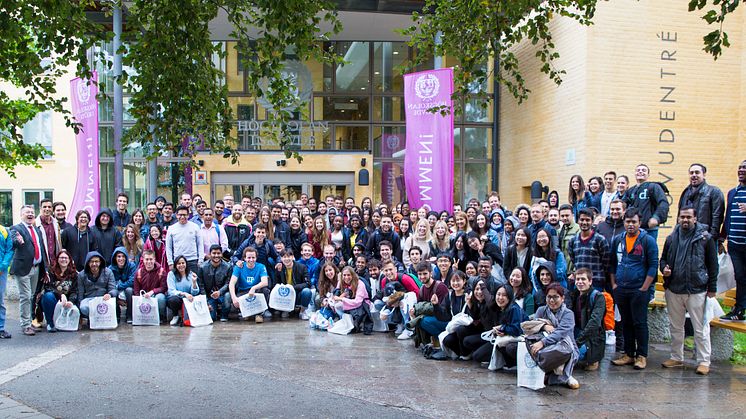 Nya internationella studenter gör entré.