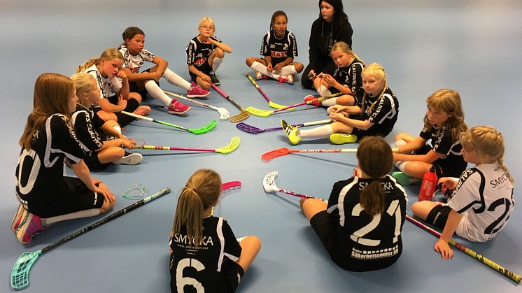 Barn i ring på innebandyträning, Foto: Svensk Innebandy.
