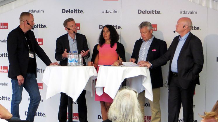 I panelen medverkade Jens Henriksson, vd Folksam, Annika Winsth, chefsekonom Nordea,  Lauri Rosendahl, vd Stockholmsbörsen och  Thomas Andersson, professor/ordförande IUET