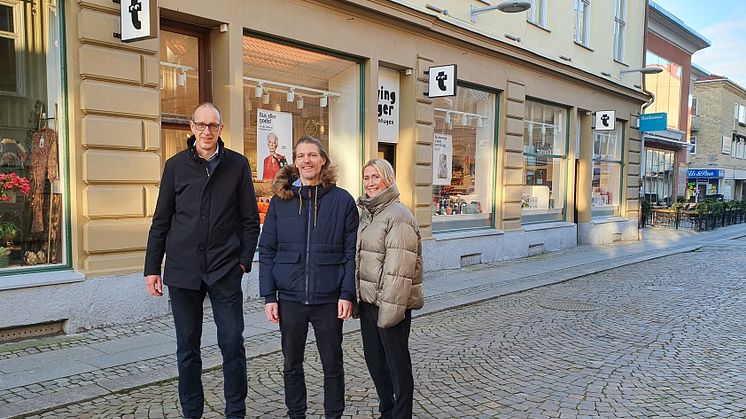 Ingvar Ivarsson centrumchef på Gallerian Storken tillsammans med Lokalens ägare Henrik Nilsson och Jennie Andersson framför den kommande saluhallen. 