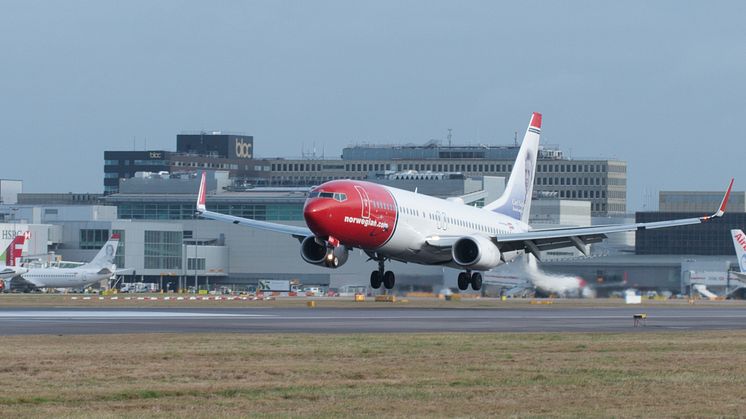 737-800 lands at Gatwick