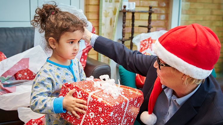 Anställda skänker julklappar till nyanlända flyktingbarn
