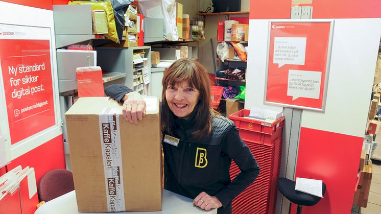 Trude Gullhav lemper esker på Post i Butikk, etter 36 år på postkontor.