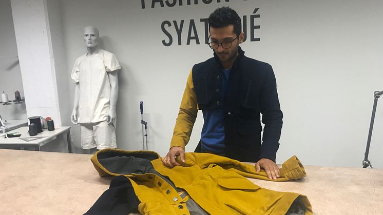Shahir Mansouri i FashionInks syateljé där han framställer sina prototyper. Foto: Inkubatorn i Borås.