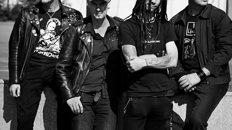 MODERAT LIKVIDATION spelar på 1000 PUNKS 