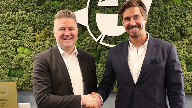 NOVA Spektrum inngår et nytt og unikt samarbeid med AJ Produkter. På bildet salgsdirektør i NOVA Spektrum Michael Vedstesen sammen med Marius Barhaugen, Daglig leder i AJ Produkter.
