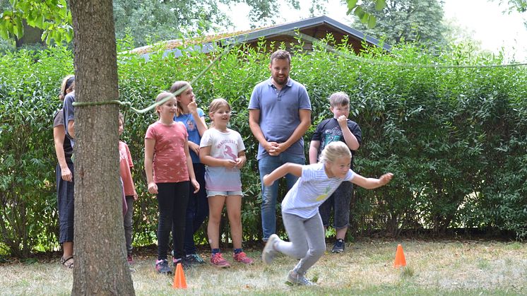Geschwisterkinder fahren ins Sommerfreizeitcamp nach Oberau