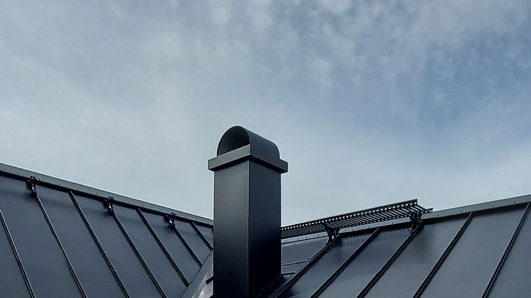 Plannjas skorstenshuv är en smart och multifunktionell lösning för kaminrör. Huven är monteringsklar och designad för att passa de allra flesta tak.