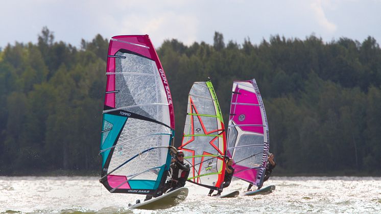 Im Lausitzer Seenland finden Wassersportler ideale Bedingungen, wie hier beim Windsurfing. Foto: TV Lausitzer Seenland/Kathrin Winkler. 