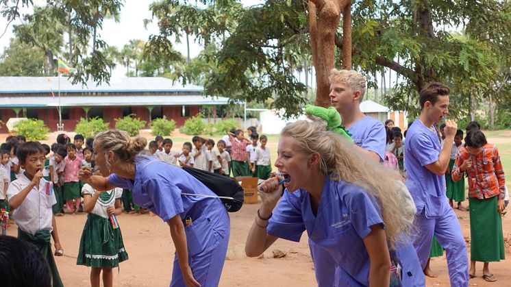 Ein Beispiel für soziales Engagement: Zahnmedizinstudenten der Uni Witten/Herdecke bringen Kindern in Myanmar Zahnhygiene näher.