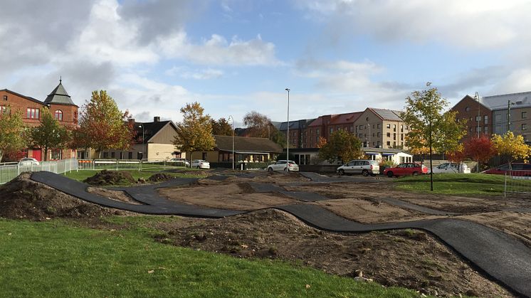 Nu byggs en ny asfalterad BMX-bana i Linnéparken. Går allt enligt planerna kommer den att vara färdig för åk i slutet av november. Den befintliga BMX-banan i grus kommer att finnas kvar och bitvis förses med nytt grus.