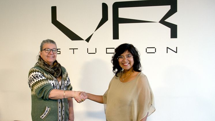 VR Studion + Framvik = sant! Samarbetet mellan VR Studion i Härnösand och Framvik fördjupas med syftet att utveckla båda parter. Ingrid Nilsson, chef för Arbetslivsförvaltningen i Härnösands kommun skakar hand med Framviks grundare Maria Bauer.