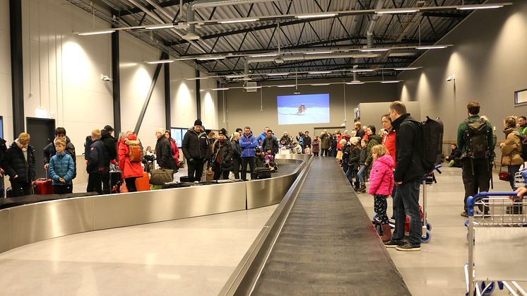 Passagerare väntar på bagage