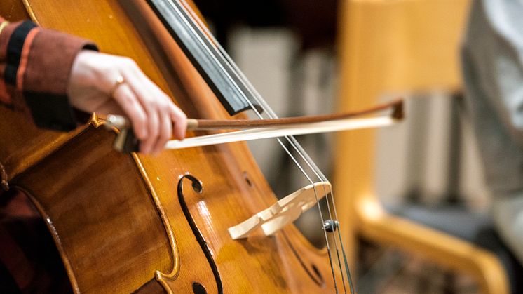 En person spelar cello.
