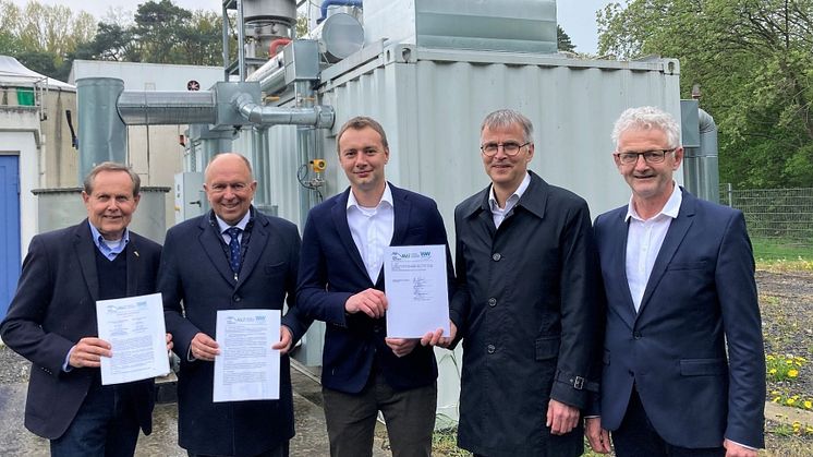 Im Entsorgungszentrum soll grüner Wasserstoff produziert werden. Meinolf Päsch (AR-vorsitzender A.V.E), Landrat Christoph Rüther, Steve Flechsig (WW-Innovation), Martin Hübner und Reinhard Kahmen (Geschäftsführung A.V.E.).