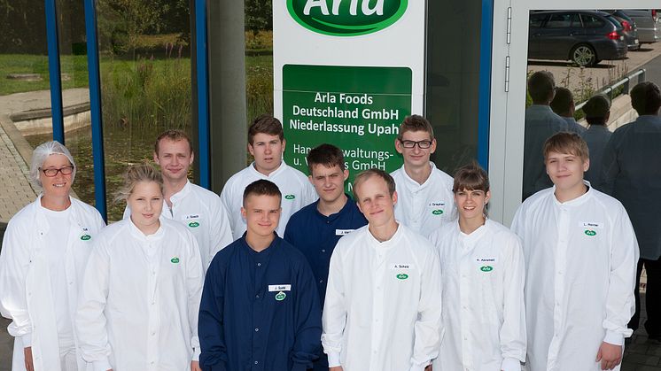 Die neun neuen Auszubildenden und die Standortleiterin Mette Toft am Arla Standort Upahl
