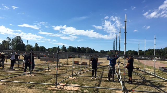 Scenbygget inför Putte i parken är i full gång på Norra fältet. Foto: Camilla Kullander