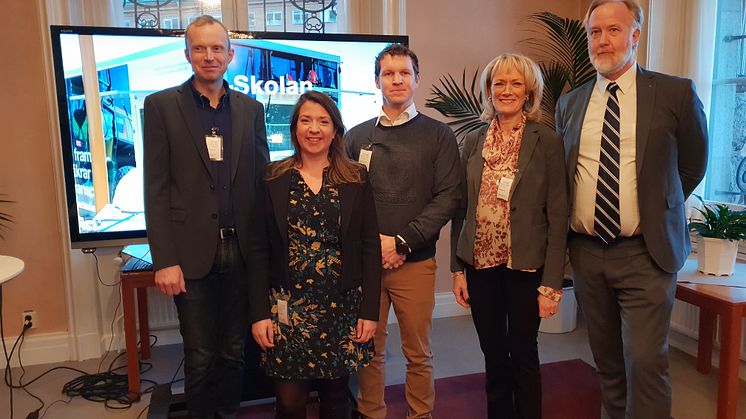 Anneli Larsson, vd för Lärande Partner i Östergötland ( andra från höger) talar om skola och bransch i samarbete i riksdagen. 