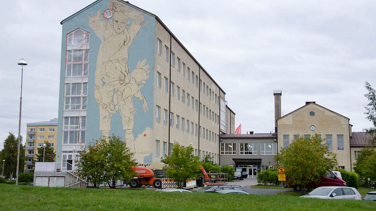 Eero Lampisen teos valmistuu pikkuhiljaa Kemissä. Valokuva: Henrik Dagnevall