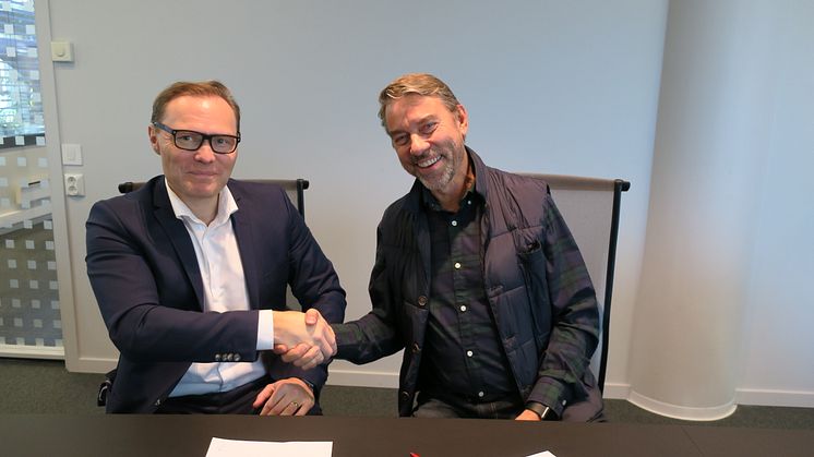Jens Middborg fra Capgemini (til venstre) og Ståle Lindbo fra Røde Kors (til høyre) ved signering av partneravtalen
