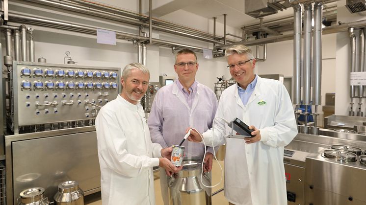 Freuen sich über die Inbetriebnahme der neuen Pilotanlage: Werksdirektor Ejvind Hansen Skødt, Jens Oldenburg (Landwirt & Mitglied der Vertreterversammlung der Arla Genossenschaft) und Dr. Christian Trgo (Innovationsdirektor Arla Foods Deutschland)