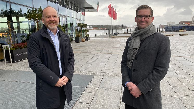 Norgessjef i Lufthansa Group, Flemming Nordesgaard (t.v), gleder seg over økt interesse for reiser til Bergen og Stavanger fra tyske storbyer. Her sammen med adm. dir. i Fjord Norge, Stein Over Rolland.