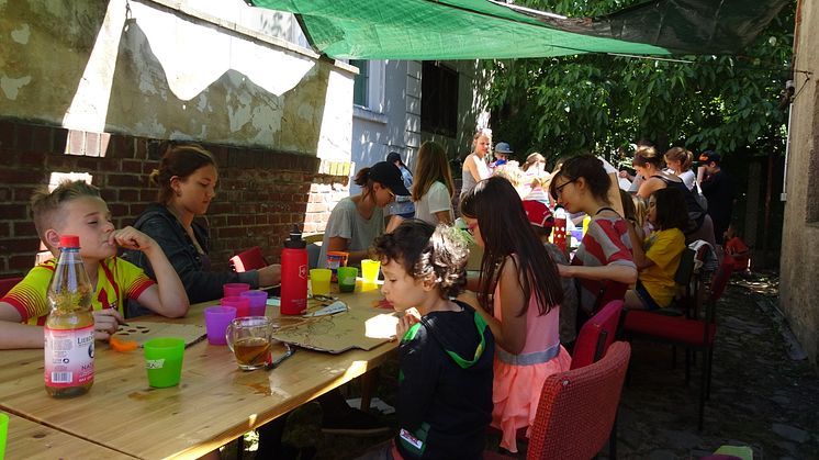 Geschwisterkinder fahren ins Sommerfreizeitcamp nach Oberau