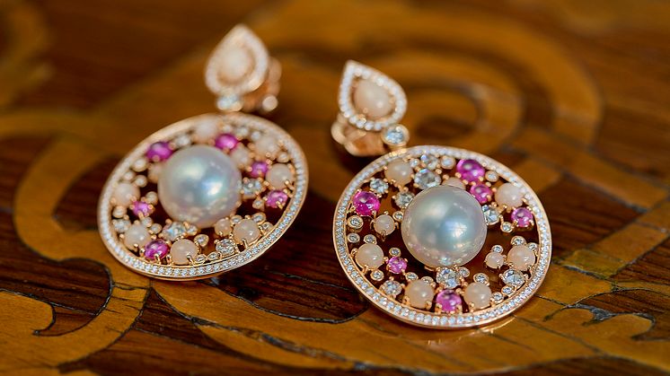 A pair of diamond and pearl studded earrings worn by the young Queen Charlotte in the series “Queen Charlotte: A Bridgerton Story” is set to go under the hammer at Bruun Rasmussen – Part of the Bonhams Network at a Live Auction on 11 December.