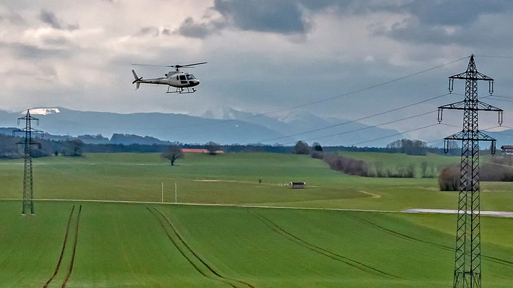 Techniker der Bayernwerk Netz überprüfen Hochspannungsleitungen aus dem Hubschrauber heraus. Die Inspektionen finden in mehreren oberbayerischen Landkreisen statt.