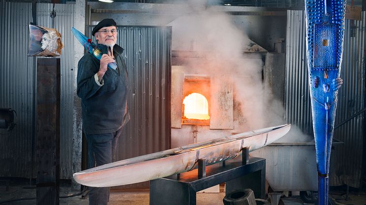 Bertil Vallien under skapandet av en av hans "båtar".