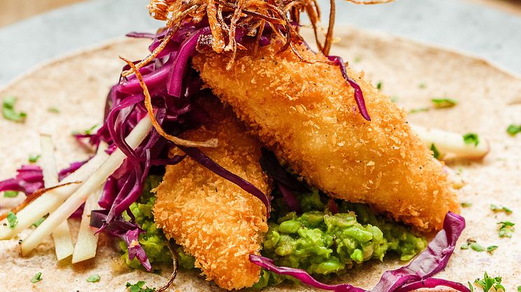 Inspiration till streetfood: taco med pankofriterad braxen, ärtguacamole, syrad rödkål, äpple och friterad schalottenlök.