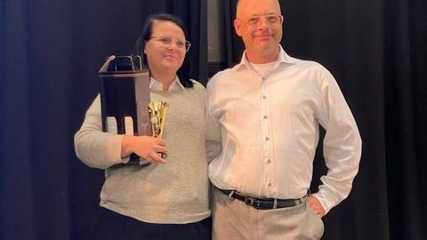 Maria Veha og Jørgen Kjeldsen, direktør for Hygiejnefokus, med Rengøringsprisen 2021.