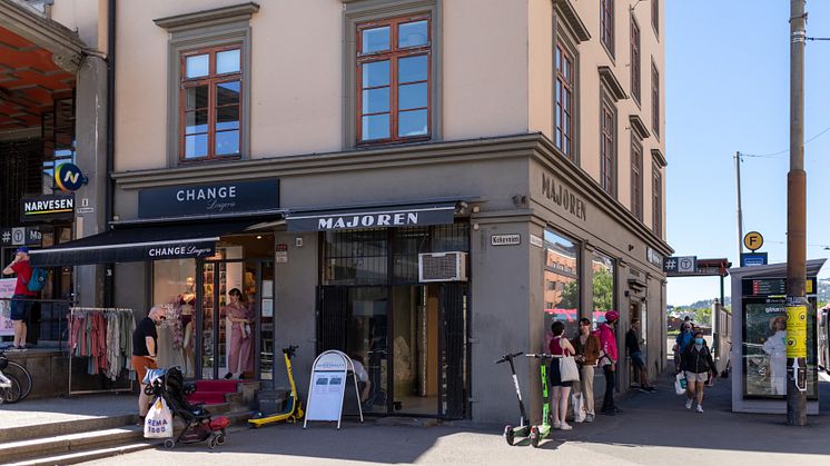Med utstillingen "Byen som materiale – Oslobiennalen Første Utgave, 2019-2021," avrundes Oslobiennalen i den tidligere "Majoren". Foto: Niklas Lello