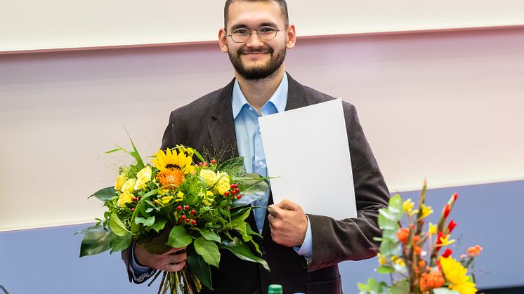 Talgat Sultanov erhielt den mit 1.000 Euro dotierten DAAD-Preis im Rahmen der feierlichen Verabschiedung der Absolventinnen und Absolventen am 22. Oktober 2022. (Bild: Ulf Büschleb)