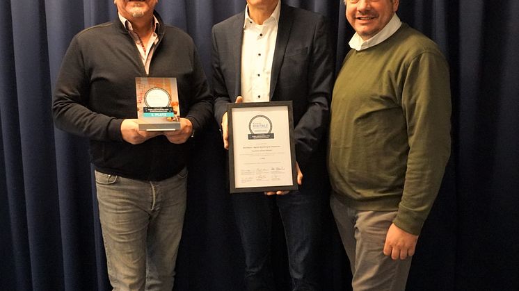 Michael Haye (Kurabgabeabteilung), Tourismusdirektor Oliver Behncke und Volker Aermes (Leiter Infrastruktur und Finanzen) präsentieren die Auszeichnung für den KommDIGITALE-Award 2022 ©Tourismus-Service Fehmarn
