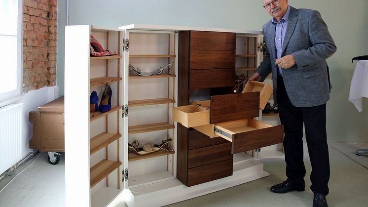 Designer Günther Rothe stellt seinen "Schuhschrank mit Extras" vor. Neben Platz für 16 Paar Schuhe, bietet der Schrank unter anderem Raum für Pflegemittel und Schuhanzieher.