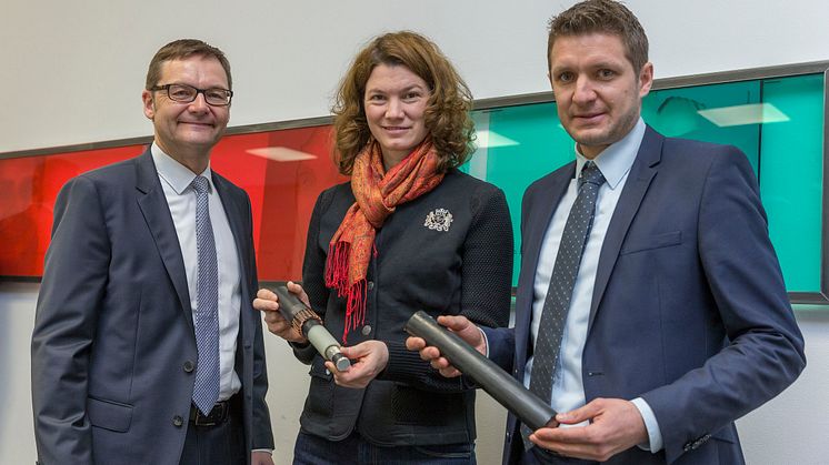 Bayernwerk-Chef Reimund Gotzel (links), Landrätin Tanja Schweiger und Markus Segerer, Netzbauleiter am Bayernwerk-Netzcenter Parsberg, mit Modellen eines 20-kV-Mittelspannungskabels.