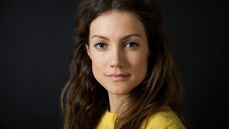Vinnaren av Piteå kommuns kulturpris Caroline Johansson Kuhmunen tar emot priset onsdag 4 januari på Ekbergs konditori i Piteå. Foto: Pressbild