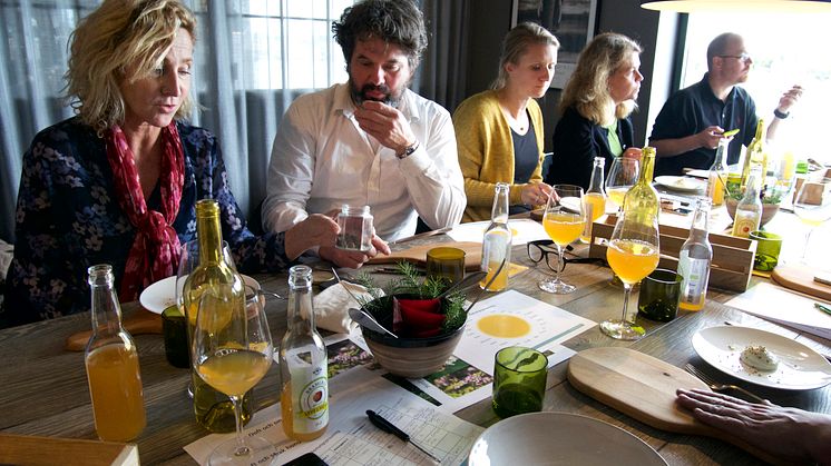 Caroline Tallving, Rolf Nilsson, Ellinor Jidenius och Anna K Sjögren provar sorthonung