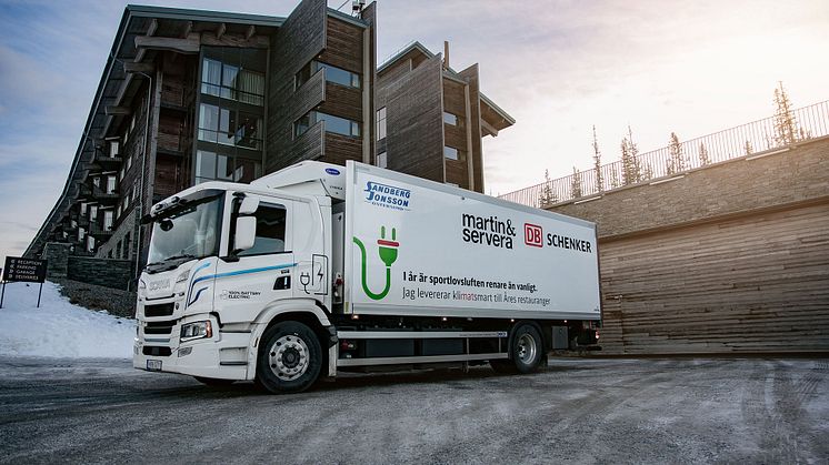 Under sportlovsveckorna levererar DB Schenker varor till restauranger, kaféer och offentliga verksamheter i Åre. Ellastbilen som sköter de klimatsmarta leveranserna laddas via en mobil laddenhet från Scania. 