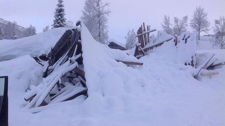 Bygning kollapset av snøen
