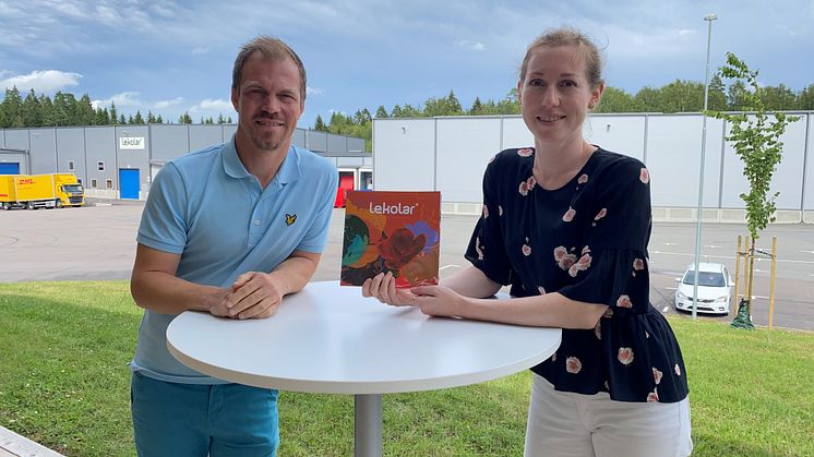 Lekolars hållbarhetschef Pierre Lennartsson och hållbarhetsspecialist Hanna Bremander presenterar företagets hållbarhetsredovisning för 2020.